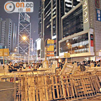 金鐘<br>佔中示威者堵塞多條幹道，令運輸業界損失慘重。