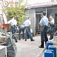 警員在傷者住所調查。（文健雄攝）