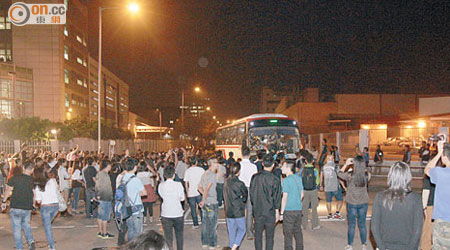 將軍澳<br>示威者乘旅遊巴抵達壹傳媒總部，遭壹傳媒百多人包圍。