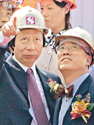 郭炳江（左）在○五年時，曾注資十萬元至曾蔭權（右）的競選戶口。（資料圖片）