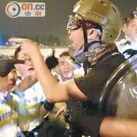 昨晨清場<br>有戴上眼罩的示威者不滿警員清場。