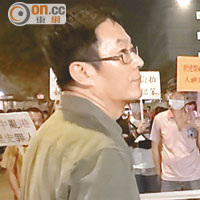 自稱姓黃的周姓主管身份被示威者質疑。