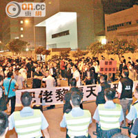 前晚大批示威者在壹傳媒集團外抗議。