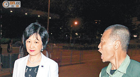 葉劉淑儀（左）前晚離開立法會時被十幾個示威者追罵。
