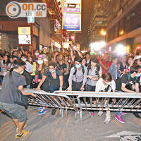 彌敦道<br>示威者人多勢眾，推跌欄杆。