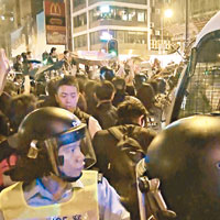 警員及警車被大批示威人士包圍。