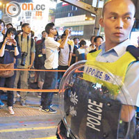 大批警員入夜後手持盾牌戒備，有女童在示威區出現。