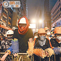 前排示威者戴上頭盔，又以膠墊圍住前臂作防護。
