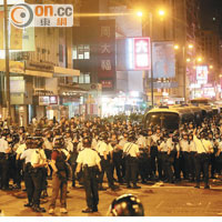 大批警員於彌敦道一帶布防。