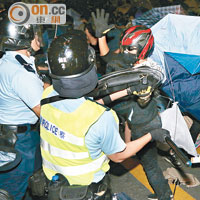 戴頭盔的示威者與警員發生衝突。