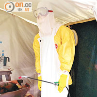 伊波拉治療中心展出救援人員的全套保護裝備。