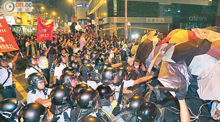 文章批評示威者在學聯與港府對話前夕有衝擊行為。（資料圖片）