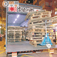 貨車運來卡板做路障被警員制止。