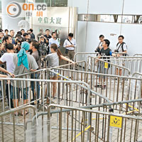中信大廈要求清除鐵馬陣不果，示威者其後更進一步加固鐵馬。