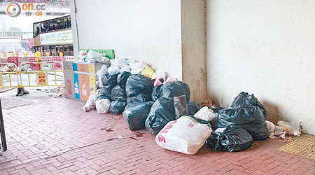 荃灣<br>南豐中心巴士總站旁堆積大量垃圾。