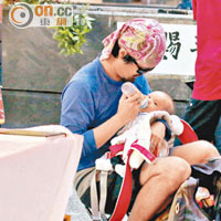 有市民在佔旺區餵嬰兒飲奶。