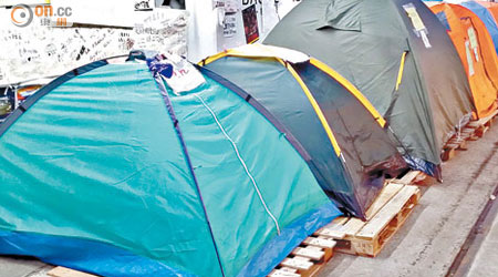 示威者把卡板放在帳篷底。