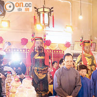 東華三院己酉年主席兼香港佛教聯合會副會長黎時煖（右）帶領整個秋祭儀式進行。