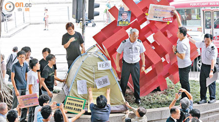 有基層團體在房委會總部前「紮營」以聲援示威學生。