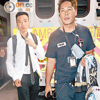 遇襲的電視台攝影師（右）和記者到醫院醫治。