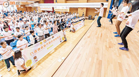 逾五百學童齊齊學習太極拳。