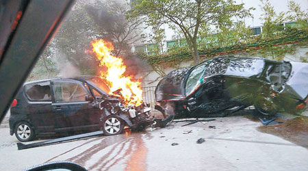 肇事兩車相撞後，其中一車起火焚燒。（互聯網圖片）