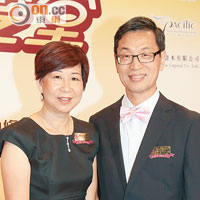 仁愛堂總理朱繼昌（右）偕太太黃惠森參加酒會並進行籌款節目綵排。