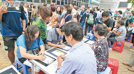 反佔領行動團體擺街站收集市民簽名，以支持警方執法清場。