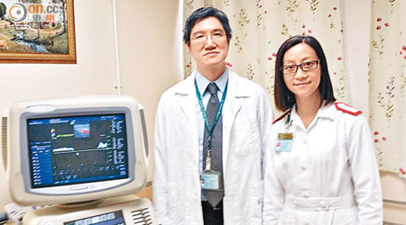 陳廣民（左）及梁慧珍指血管專科護士診所設超聲波檢查。