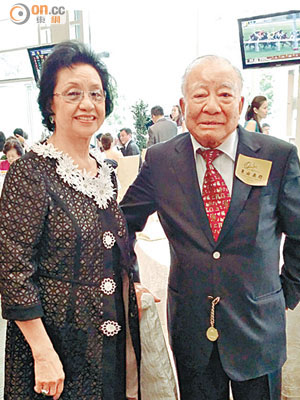 楊明標（右）與太太楊區寶琪（左）尋日出席馬場盃賽活動。（湯佳樂攝）