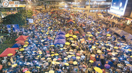 金鐘<br>約二千示威者在夏慤道集體撐傘，紀念佔中行動滿月。