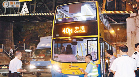 城巴撞向山頂纜車橋底，車頂受損及被卡着。（李國健攝）