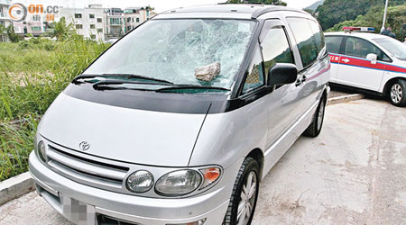 七人車遭人用石頭擊爆擋風玻璃。（鄧業榆攝）