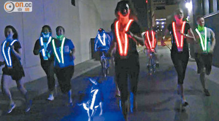 將LED燈縫於背心上，夜跑人士更安全。