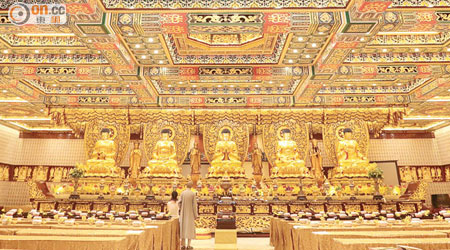 萬佛殿內供奉逾萬尊佛像，金碧輝煌。（胡家豪攝）