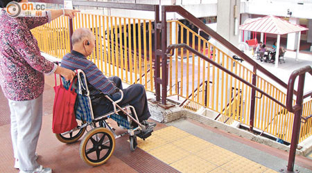 興建輪椅升降台的工程遲遲未開展，陳伯已十年未有踏足商場購物。