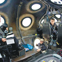 布蘭森（左）曾進太空船二號駕駛艙視察，西博爾德（右）當時亦在場。（互聯網圖片）