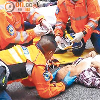 紅磡<br>救護員為受傷老翁急救。（讀者提供圖片）