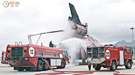 消防員在飛機失火模擬操練中射水拯救。（資料圖片）