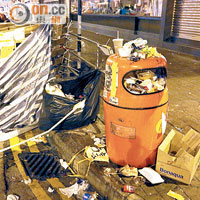 山東街垃圾桶滿瀉，環境惡劣。