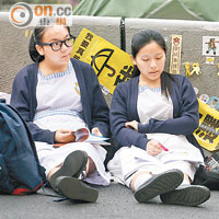 有中學生放學後到金鐘佔領區馬路中心靜坐。