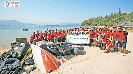 東方報業集團一班員工，齊齊參加清潔沙灘運動，支持環保。