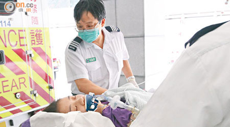昏迷女生由救護車送院搶救。（曾紹良攝）