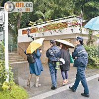 兩名女子在動植物公園被警員查問。