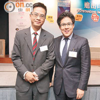 大獎慶牛一<br>香港青年聯會主席霍啟剛（右）來年將加入中華出入口商會做常董，與青聯前主席許華傑拍住上為進出口業界服務。（葉華英攝）