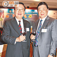 城市大學校董會主席胡曉明（右）抽空捧場頒獎禮，中華出入口商會會長莊成鑫（左）喜迎賓。