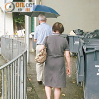 食環署在行人路擺放十多個大型垃圾桶，令居民出入大為不便。