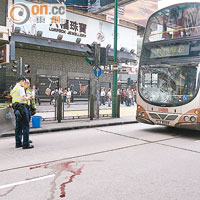 巴士擋風玻璃爆裂，地下遺下血漬。（趙瑞麟攝）