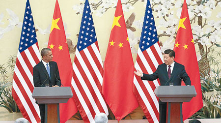 中國國家主席習近平（右）與美國總統奧巴馬（左），於北京人民大會堂共同會見記者。（中新社圖片）