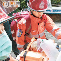 受傷工人由救護員推到大路送院。